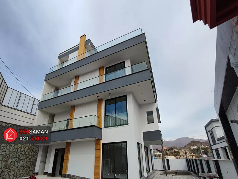 ساختمان با در و پنجره